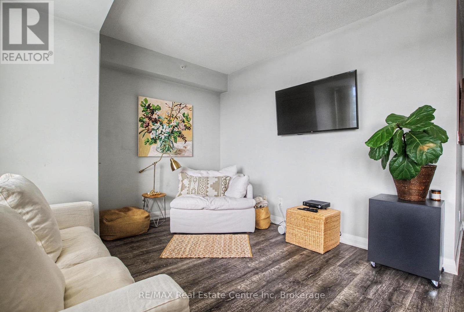 505 - 53 Arthur Street S, Guelph (St. Patrick'S Ward), ON - Indoor Photo Showing Living Room