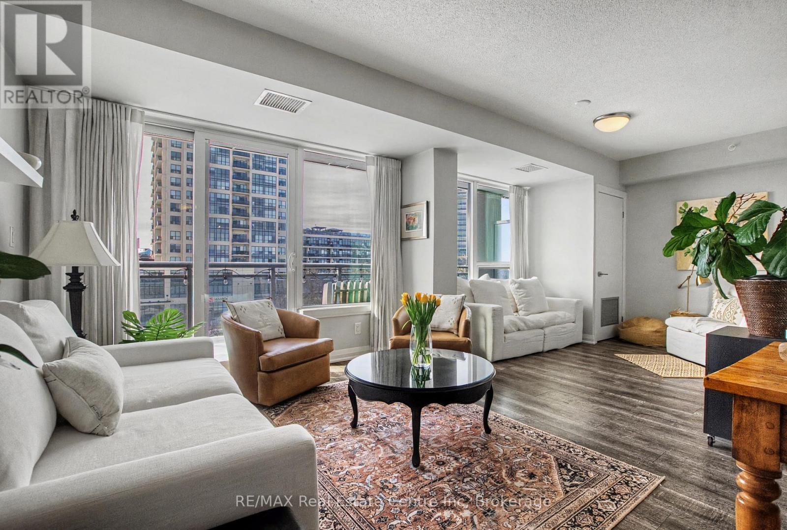 505 - 53 Arthur Street S, Guelph (St. Patrick'S Ward), ON - Indoor Photo Showing Living Room