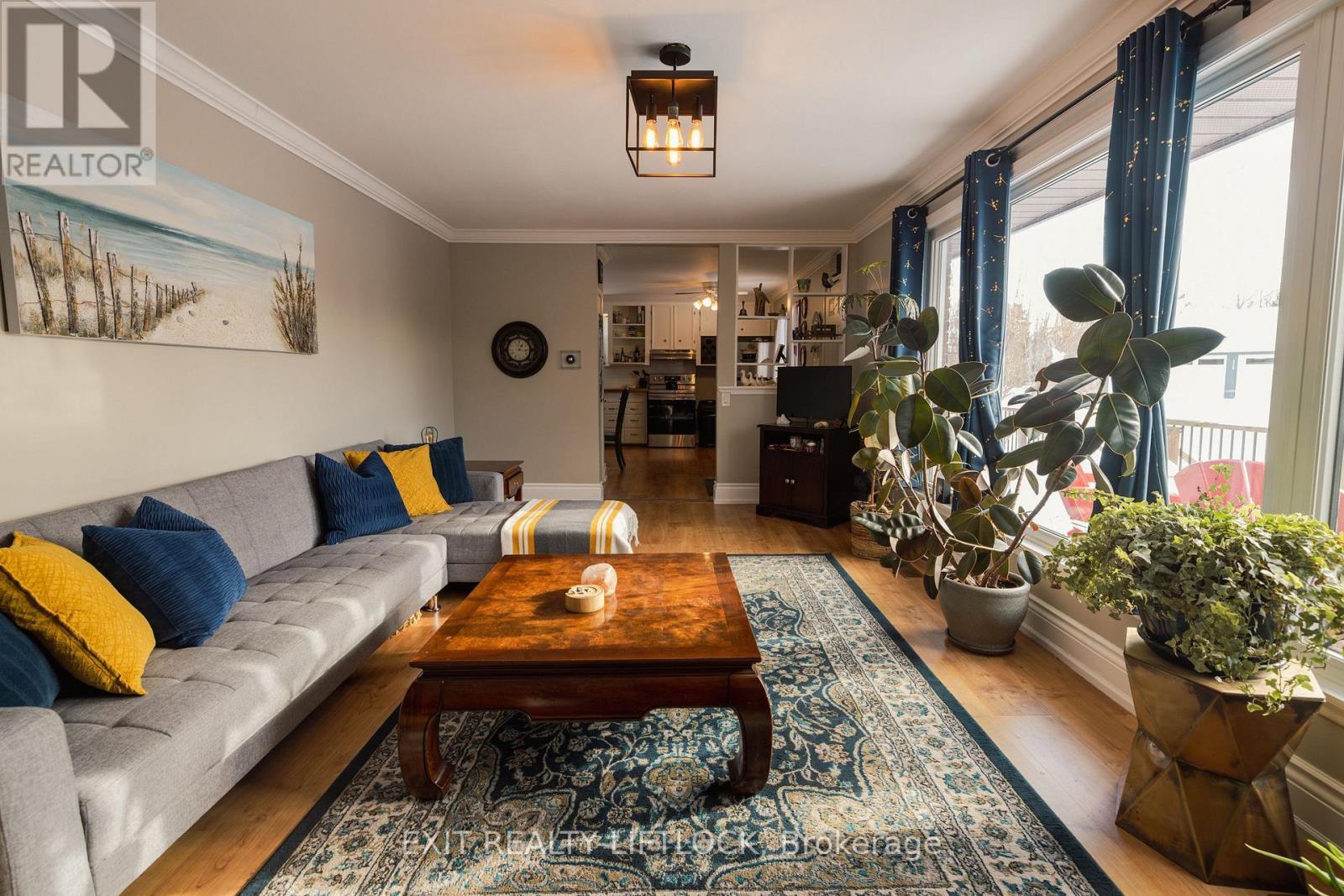 108 Stoney Point Road S, Brighton, ON - Indoor Photo Showing Living Room