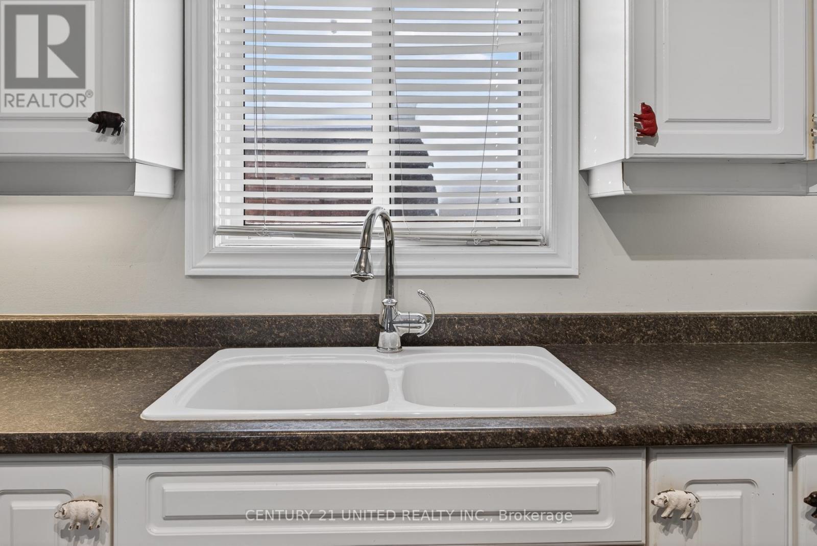 2635 Foxmeadow Road, Peterborough (Ashburnham Ward 4), ON - Indoor Photo Showing Kitchen With Double Sink