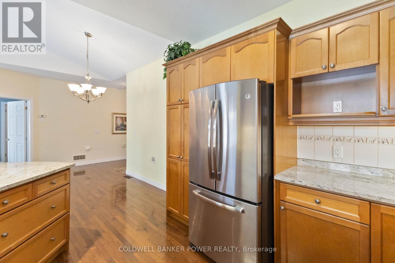5 - 2295 Kains Road, London South (South A), ON - Indoor Photo Showing Kitchen