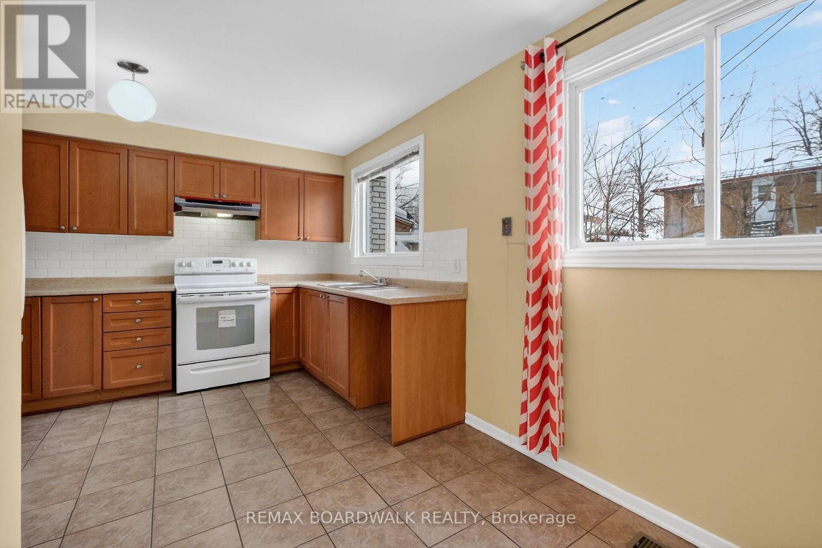 2666 Regina Street, Ottawa, ON - Indoor Photo Showing Kitchen