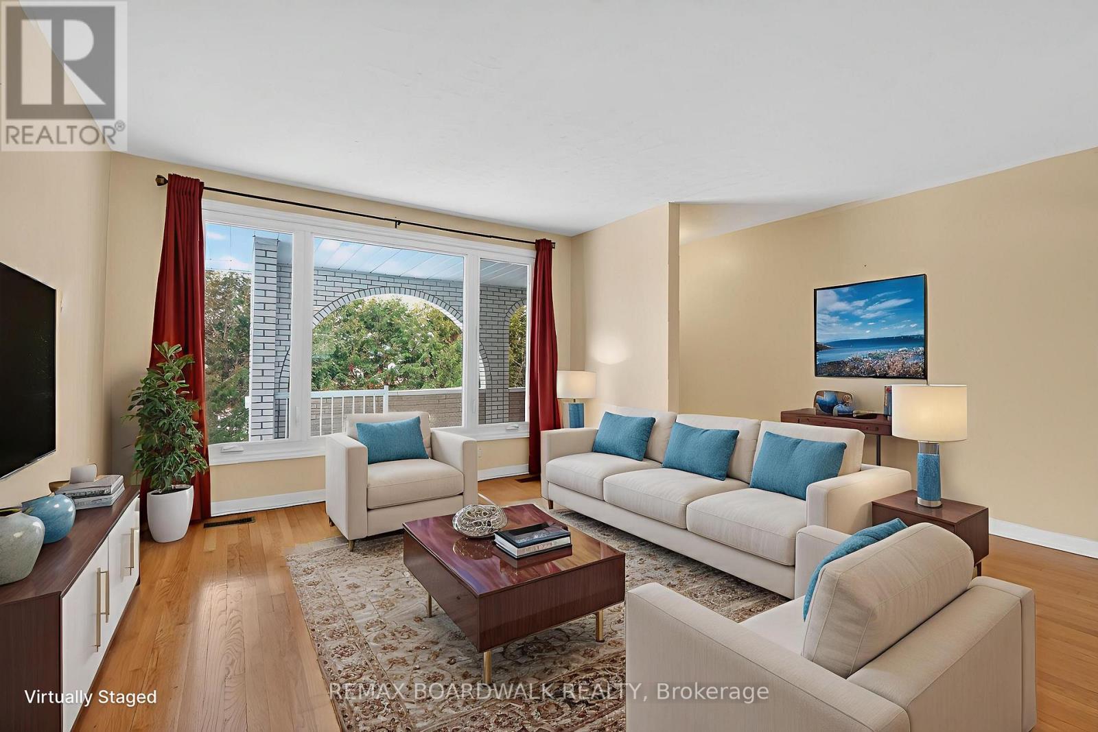 2666 Regina Street, Ottawa, ON - Indoor Photo Showing Living Room