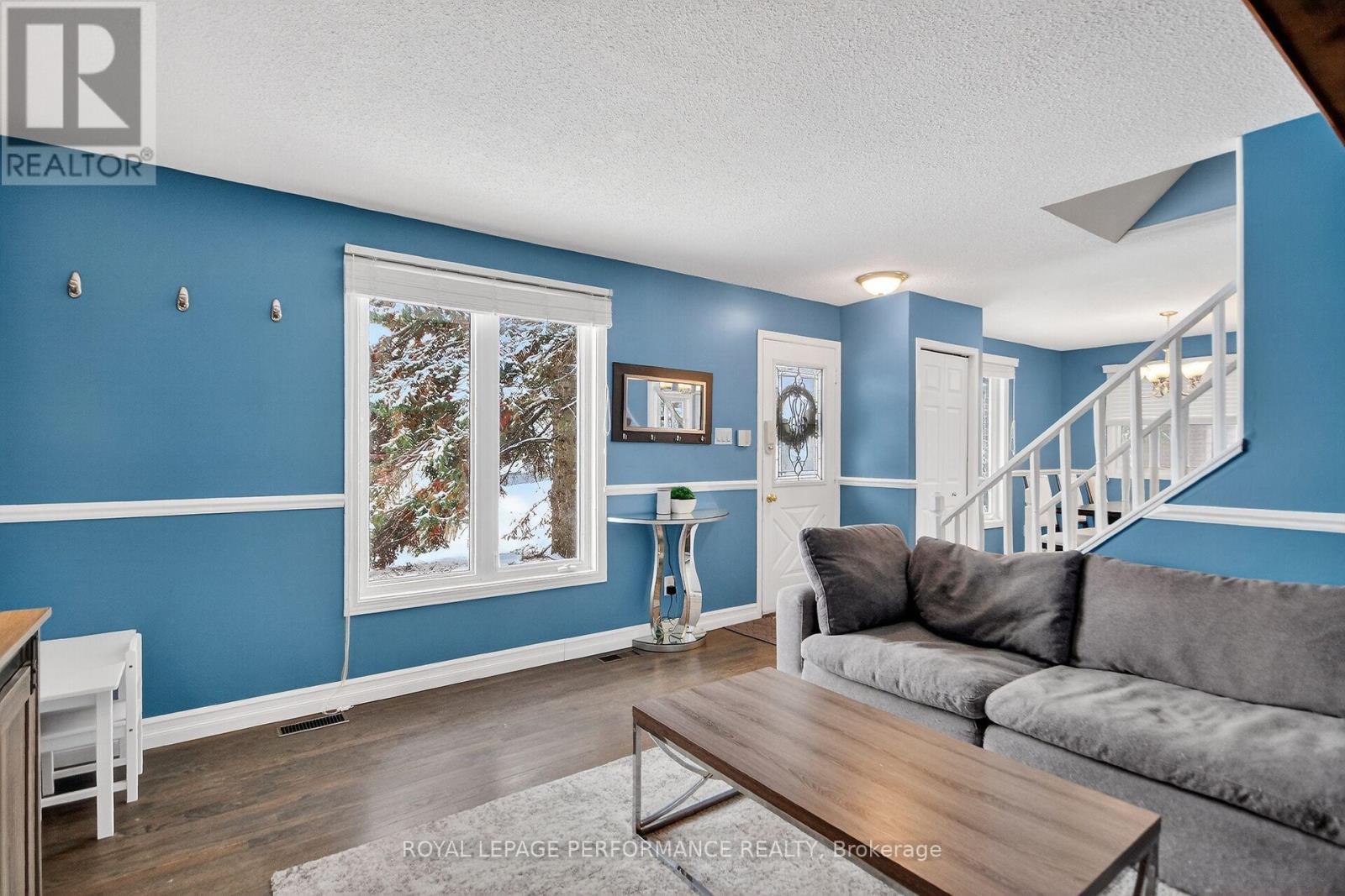 14 Gold Crescent, Russell, ON - Indoor Photo Showing Living Room