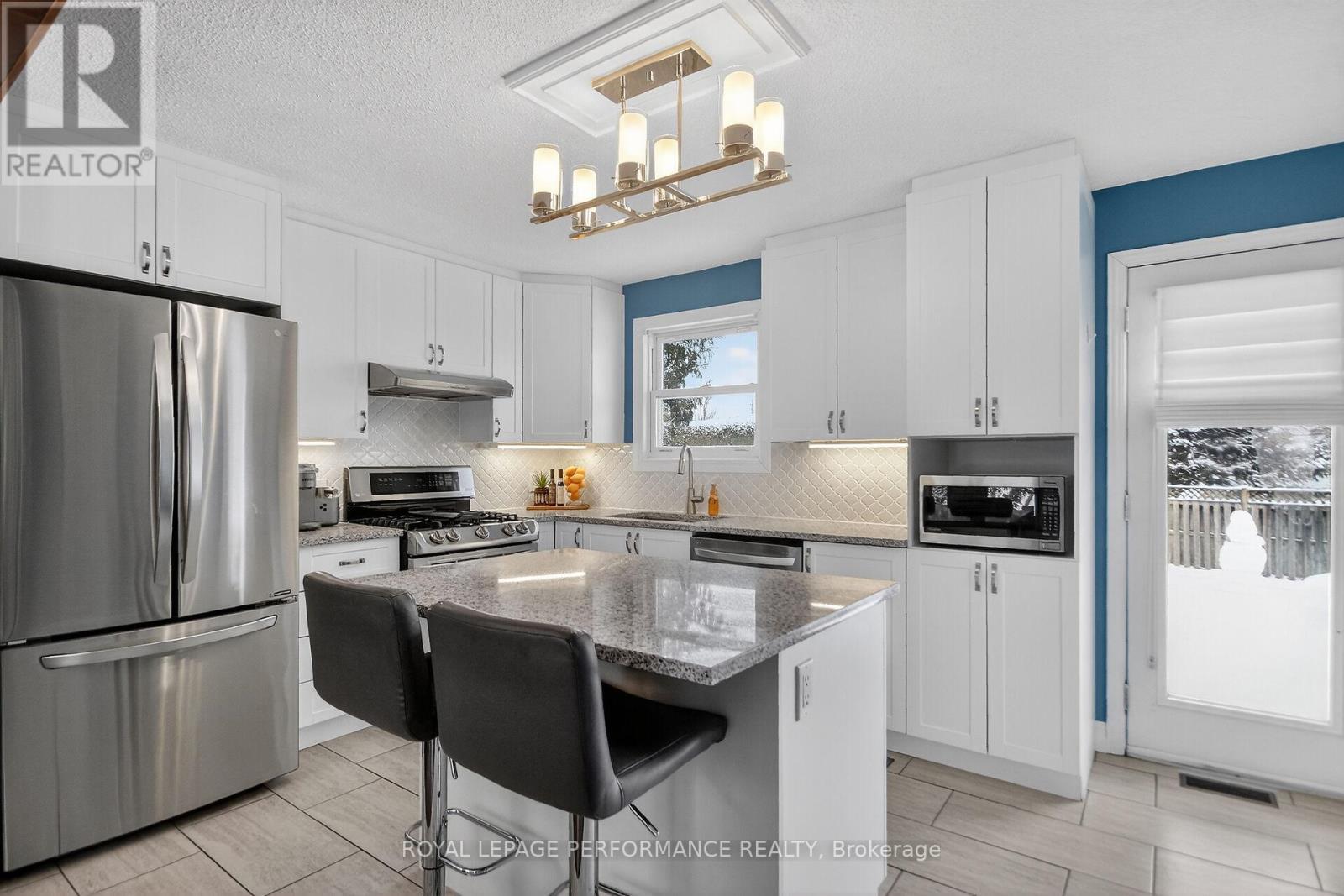 14 Gold Crescent, Russell, ON - Indoor Photo Showing Kitchen With Upgraded Kitchen