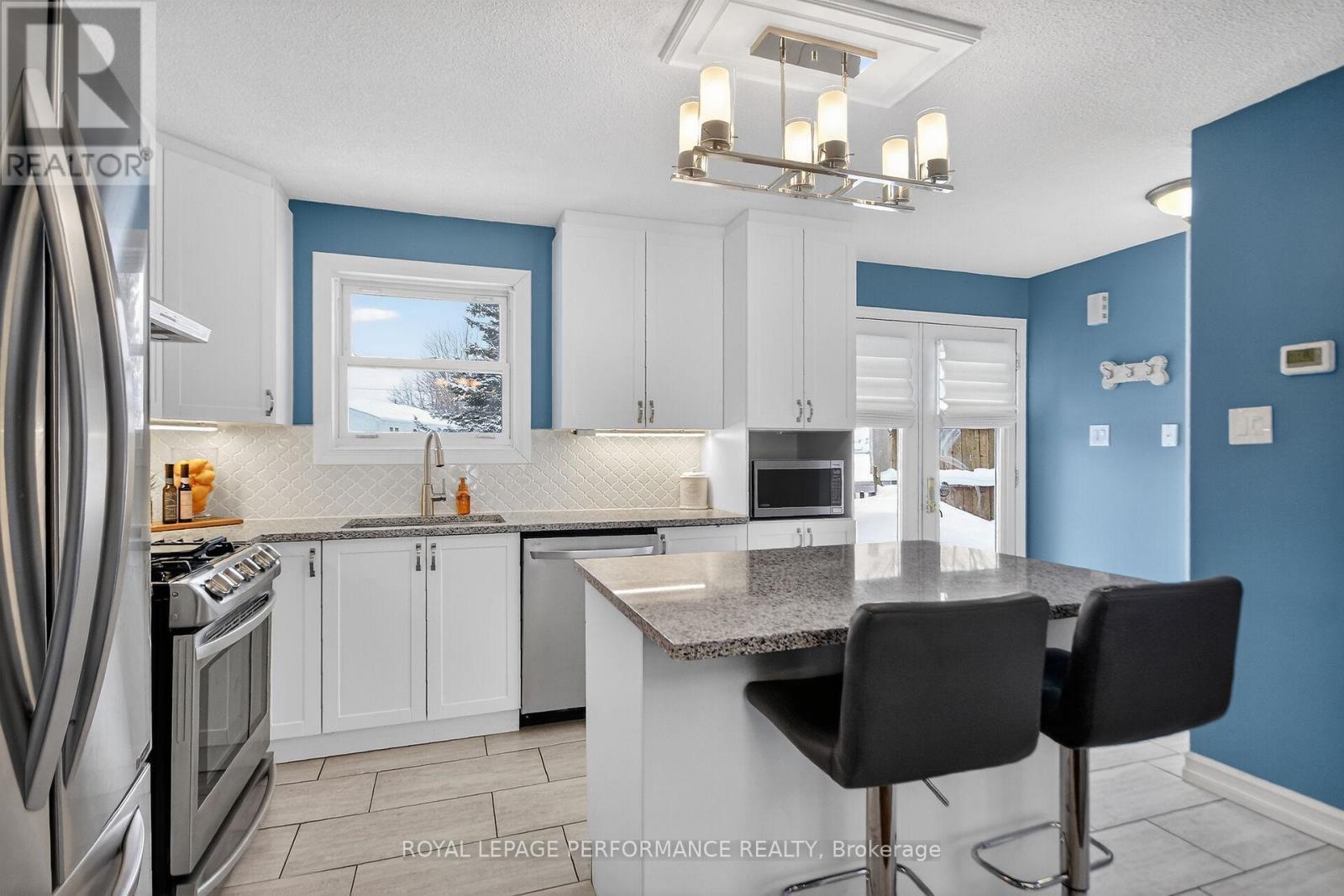 14 Gold Crescent, Russell, ON - Indoor Photo Showing Kitchen With Upgraded Kitchen