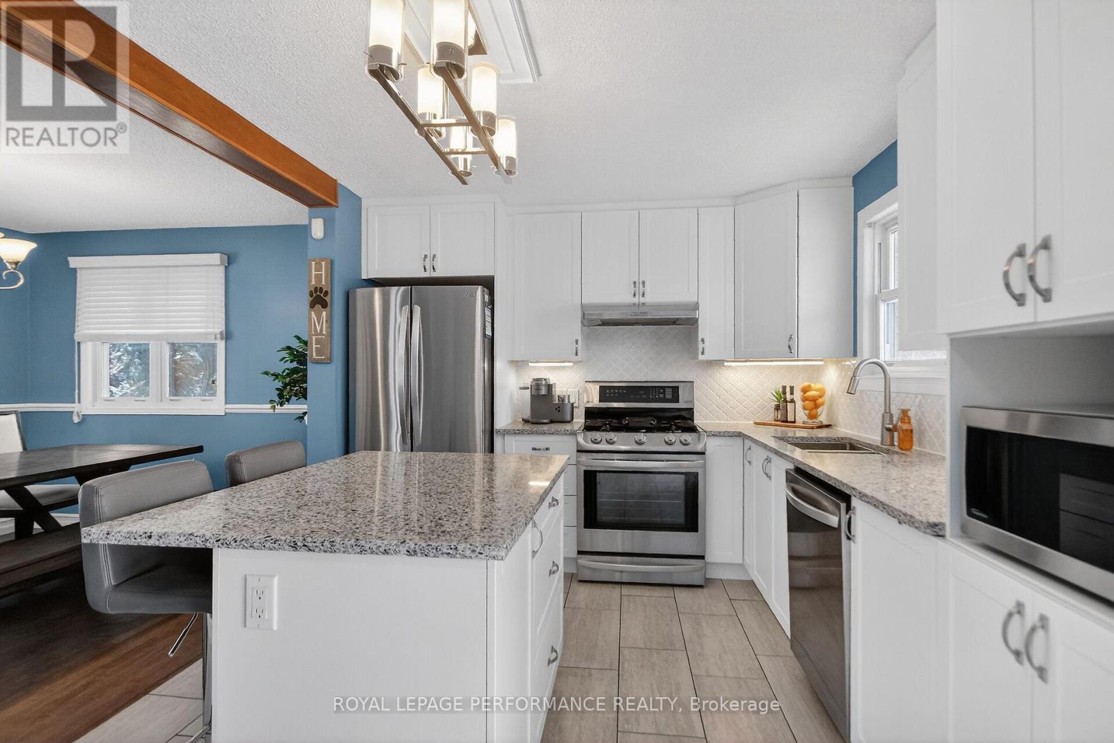 14 Gold Crescent, Russell, ON - Indoor Photo Showing Kitchen With Upgraded Kitchen