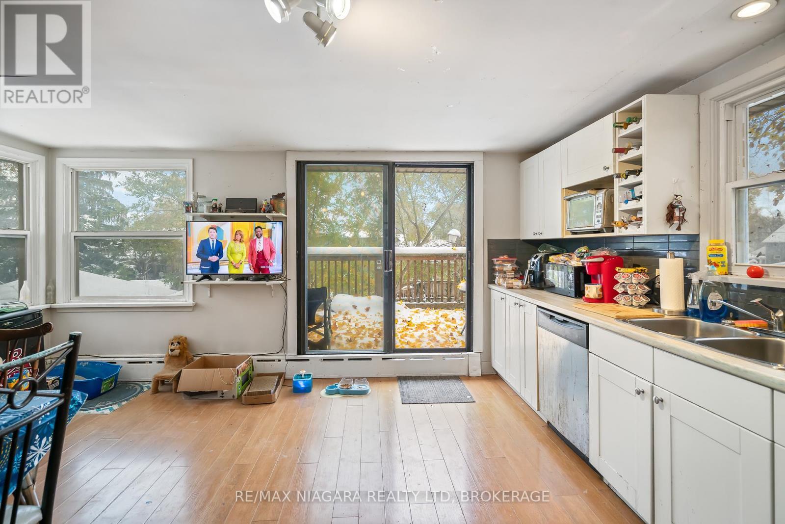 3536 Bond Street, Niagara Falls (Chippawa), ON - Indoor Photo Showing Kitchen With Double Sink