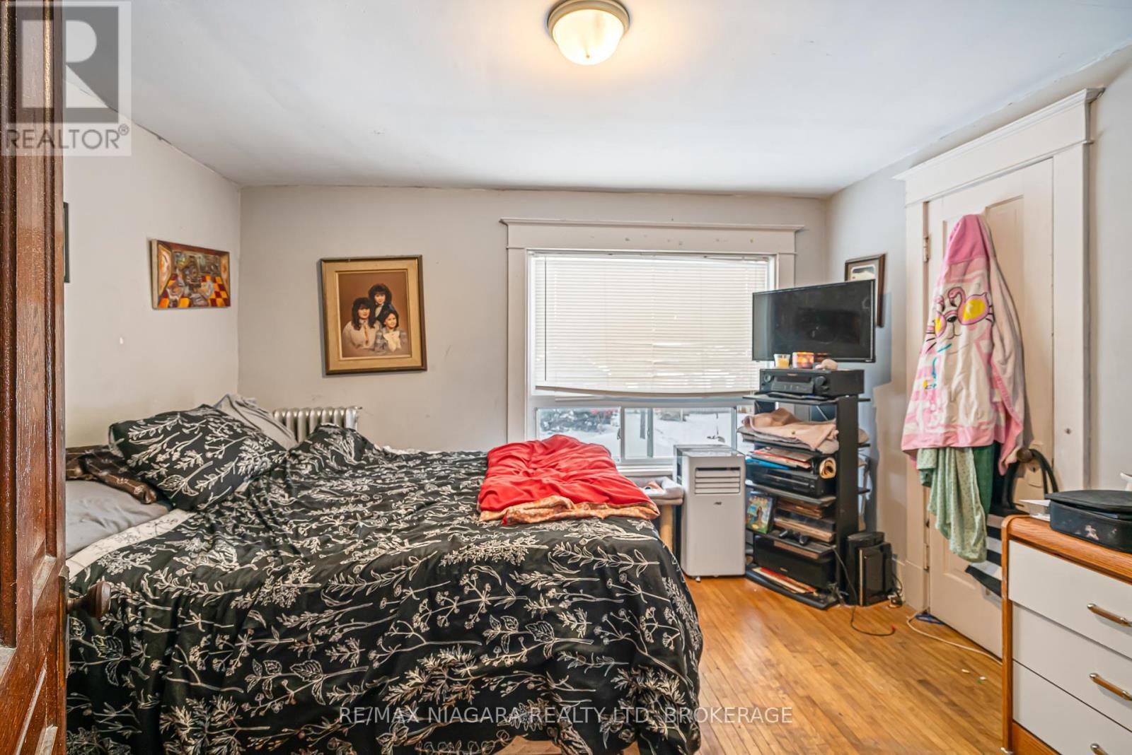 3536 Bond Street, Niagara Falls (Chippawa), ON - Indoor Photo Showing Bedroom