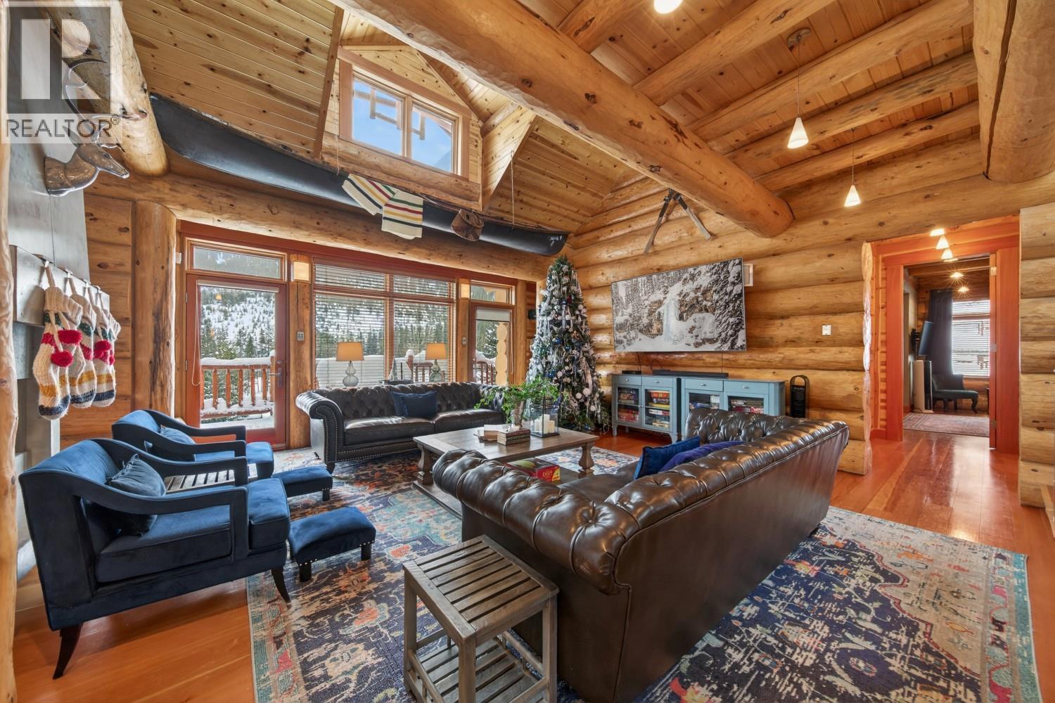 1783 Greywolf Drive, Panorama, BC - Indoor Photo Showing Living Room With Fireplace