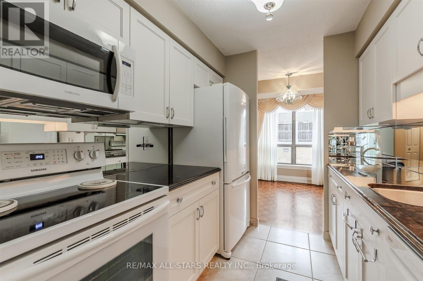 407 - 3734 St Clair Avenue E, Toronto, ON - Indoor Photo Showing Kitchen