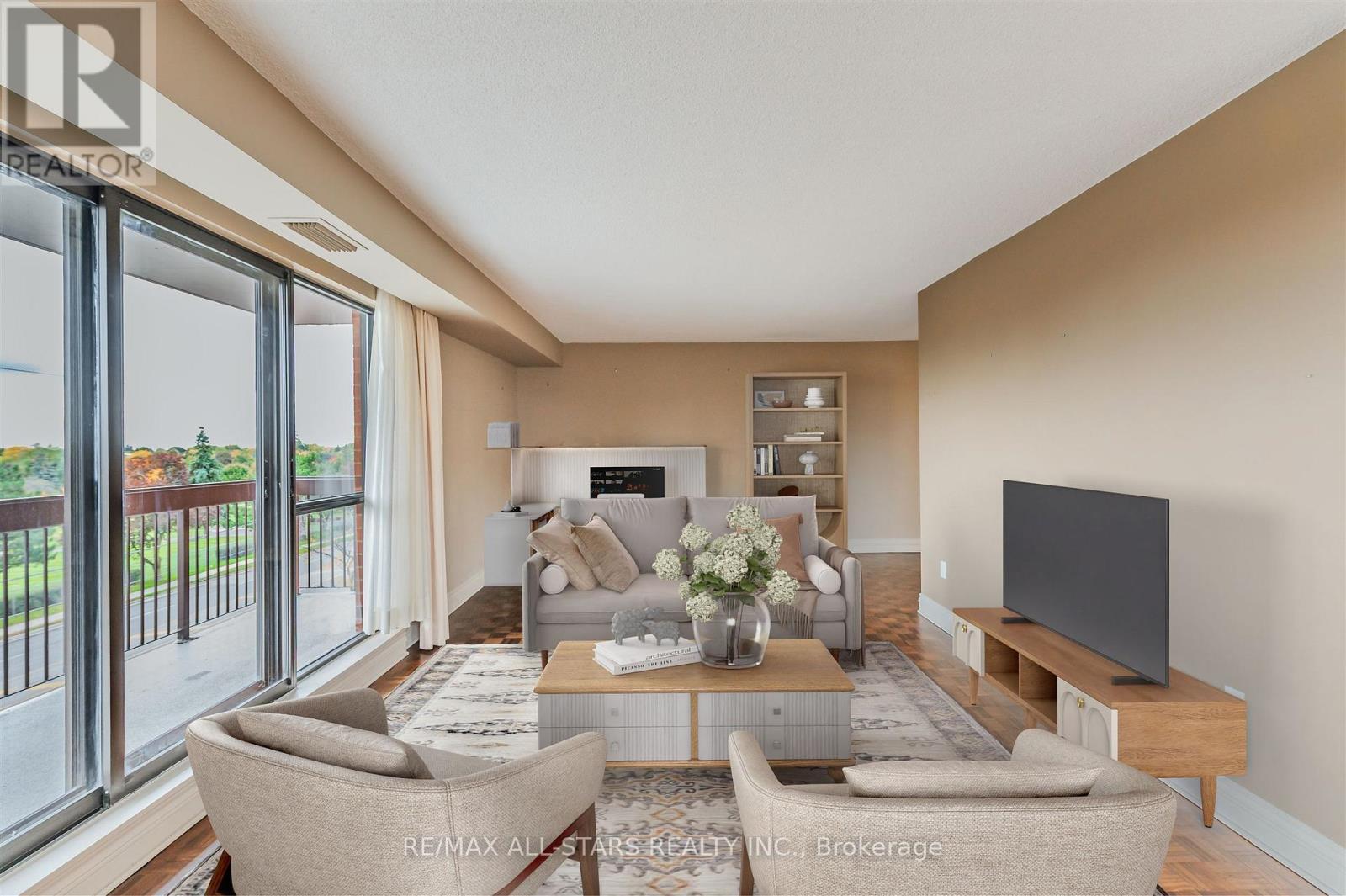 407 - 3734 St Clair Avenue E, Toronto, ON - Indoor Photo Showing Living Room