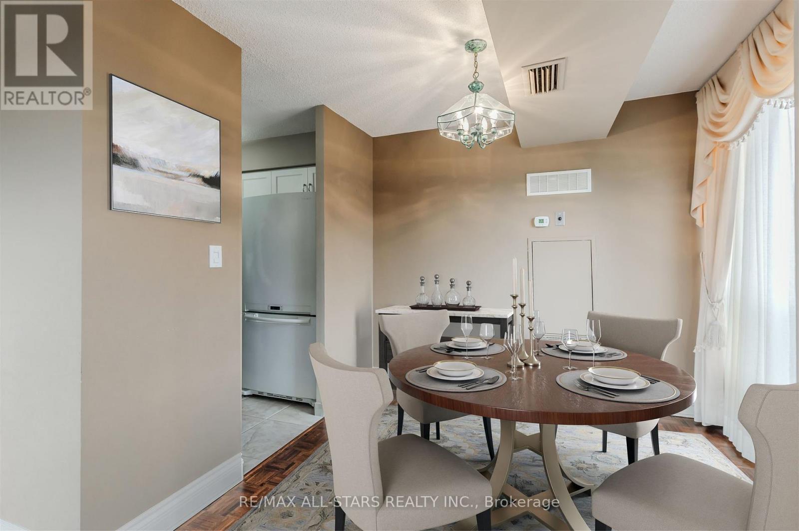 407 - 3734 St Clair Avenue E, Toronto, ON - Indoor Photo Showing Dining Room