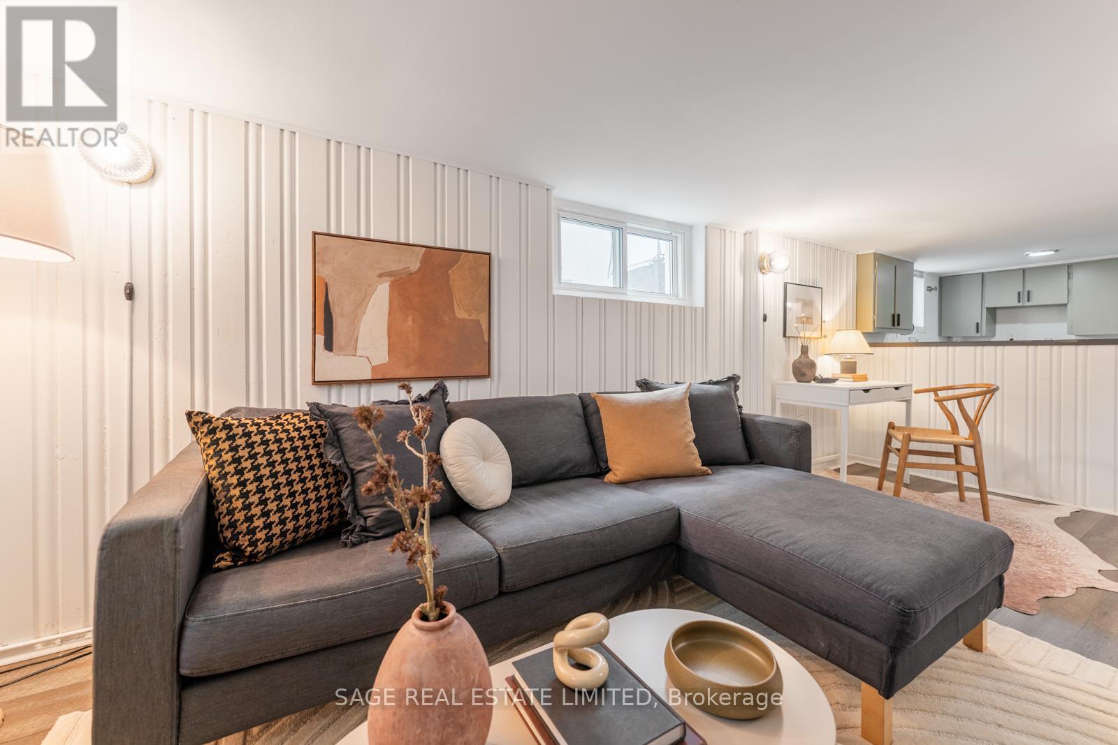 307 Warden Avenue, Toronto, ON - Indoor Photo Showing Living Room