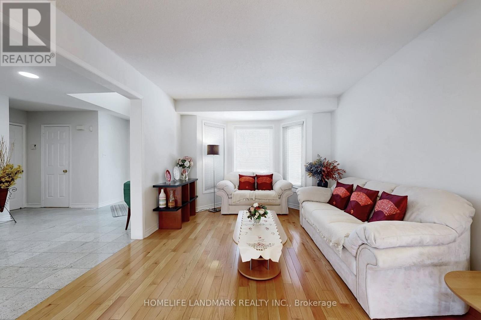 7 Lancashire Road, Markham, ON - Indoor Photo Showing Living Room