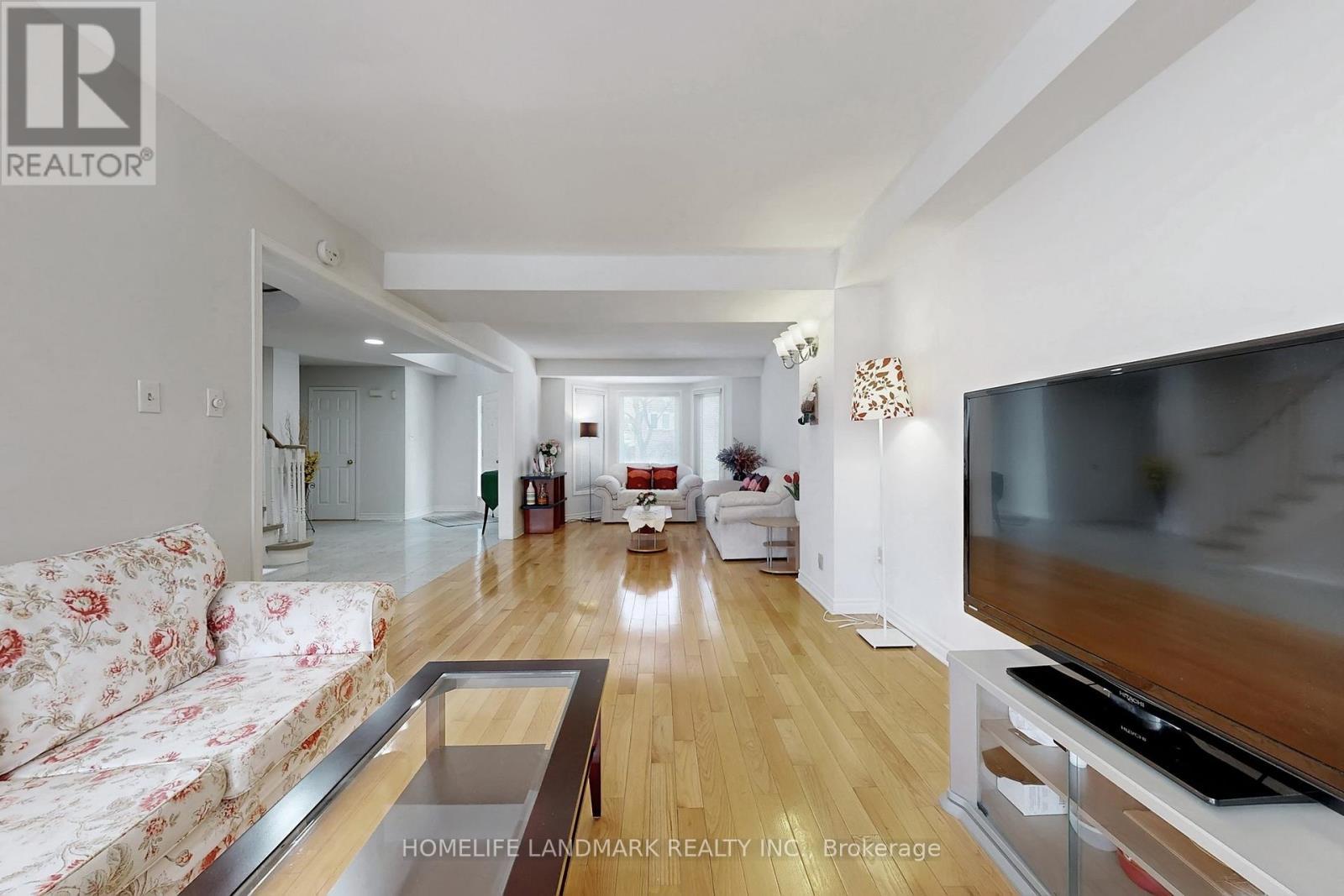 7 Lancashire Road, Markham, ON - Indoor Photo Showing Living Room