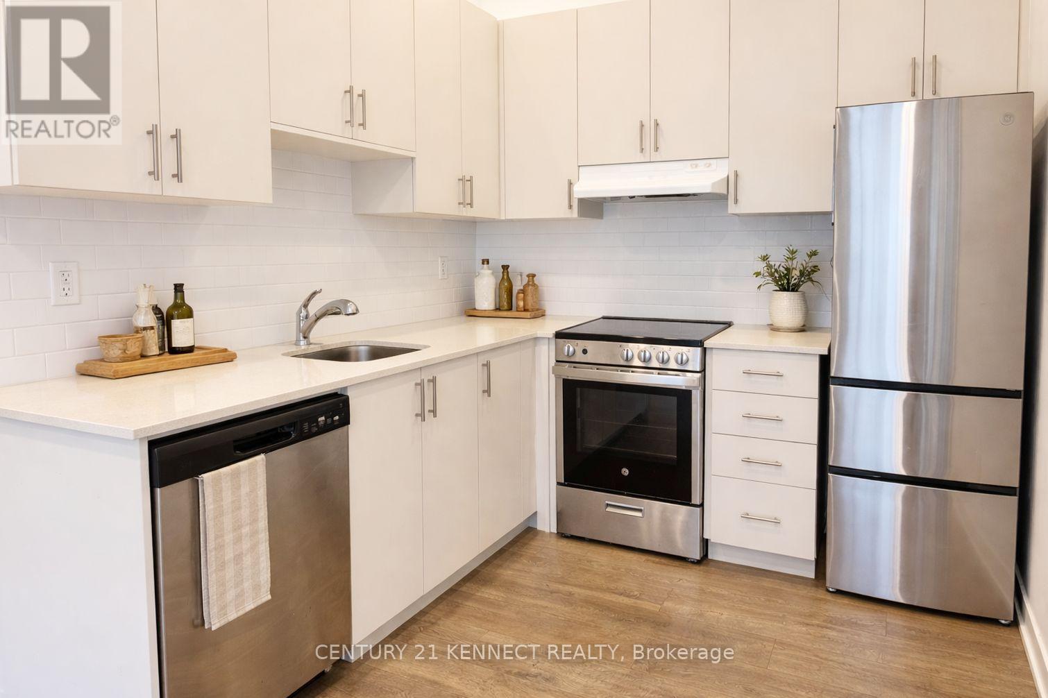 (Coach House) - 35 Golden Fern Street, Markham, ON - Indoor Photo Showing Kitchen With Upgraded Kitchen