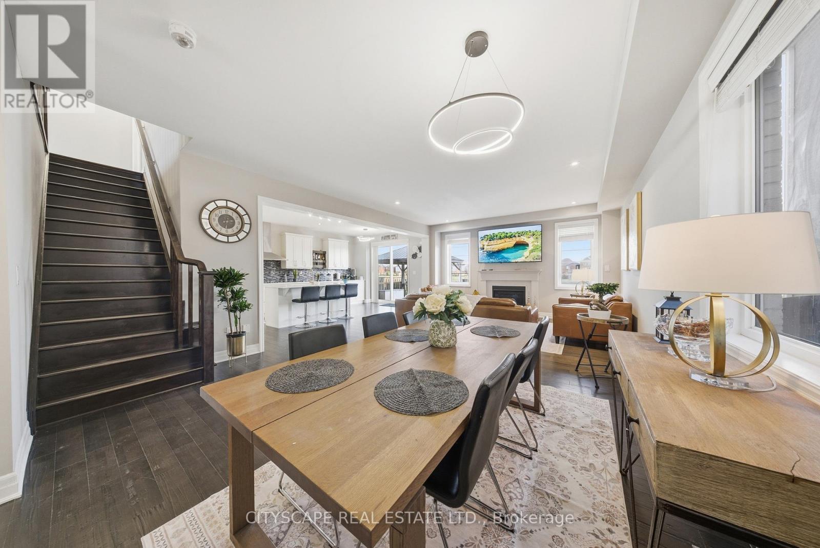 28 Celano Drive, Hamilton, ON - Indoor Photo Showing Dining Room
