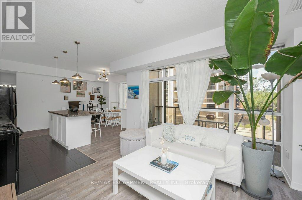 302 - 90 Charlton Avenue W, Hamilton, ON - Indoor Photo Showing Living Room