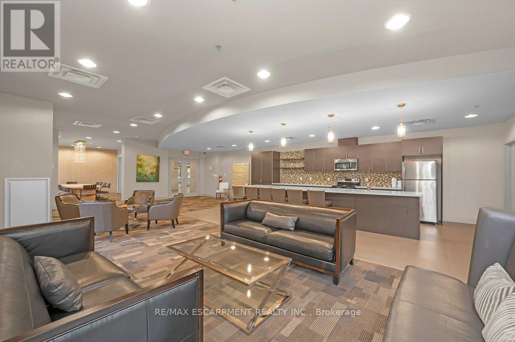 302 - 90 Charlton Avenue W, Hamilton, ON - Indoor Photo Showing Living Room