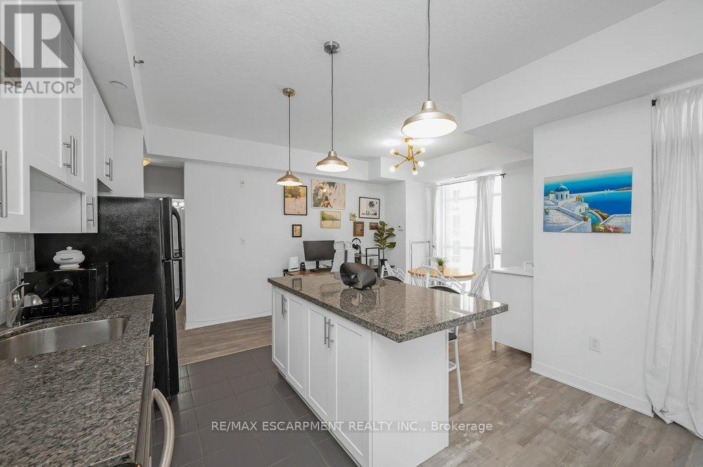 302 - 90 Charlton Avenue W, Hamilton, ON - Indoor Photo Showing Kitchen