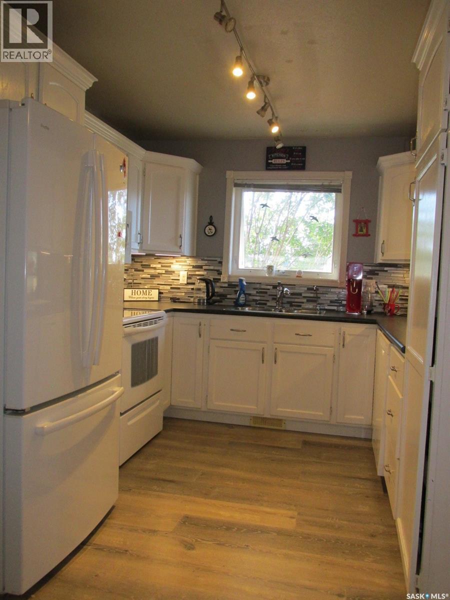 613 9Th Avenue W, Nipawin, SK - Indoor Photo Showing Kitchen
