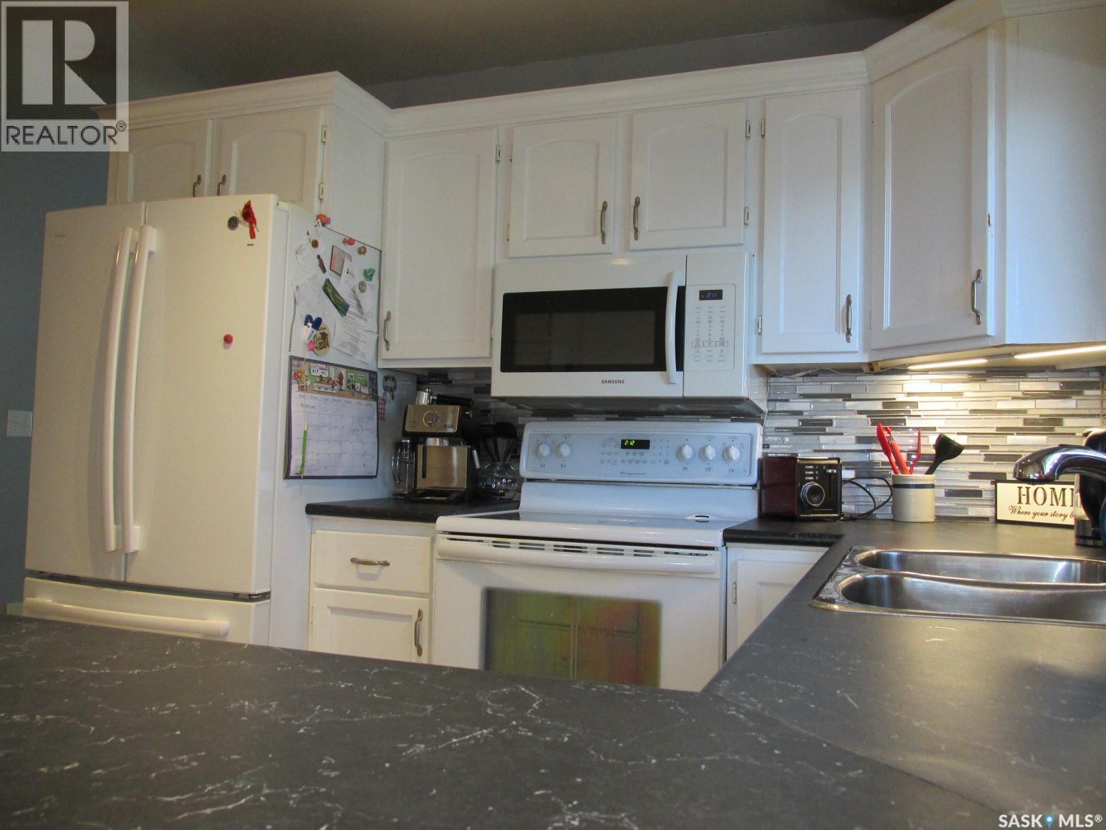 613 9Th Avenue W, Nipawin, SK - Indoor Photo Showing Kitchen With Double Sink