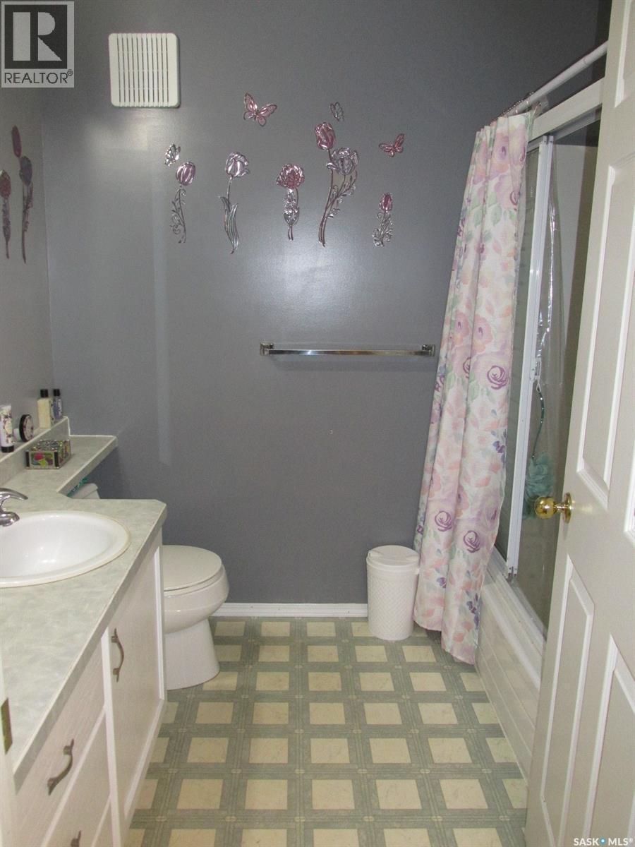 613 9Th Avenue W, Nipawin, SK - Indoor Photo Showing Bathroom