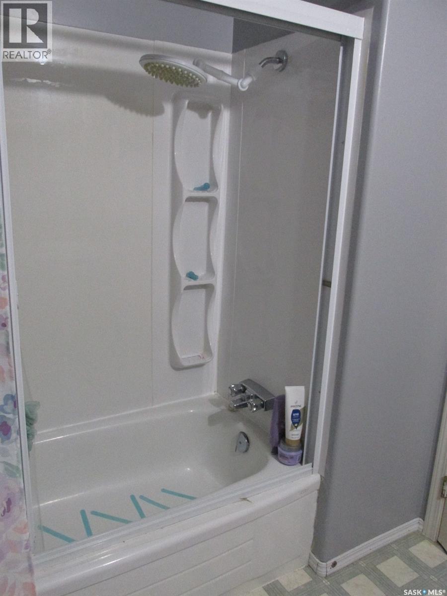 613 9Th Avenue W, Nipawin, SK - Indoor Photo Showing Bathroom
