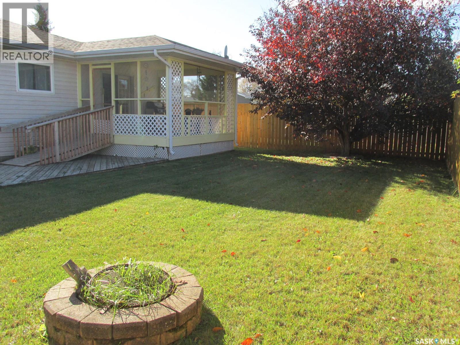 613 9Th Avenue W, Nipawin, SK - Outdoor With Deck Patio Veranda