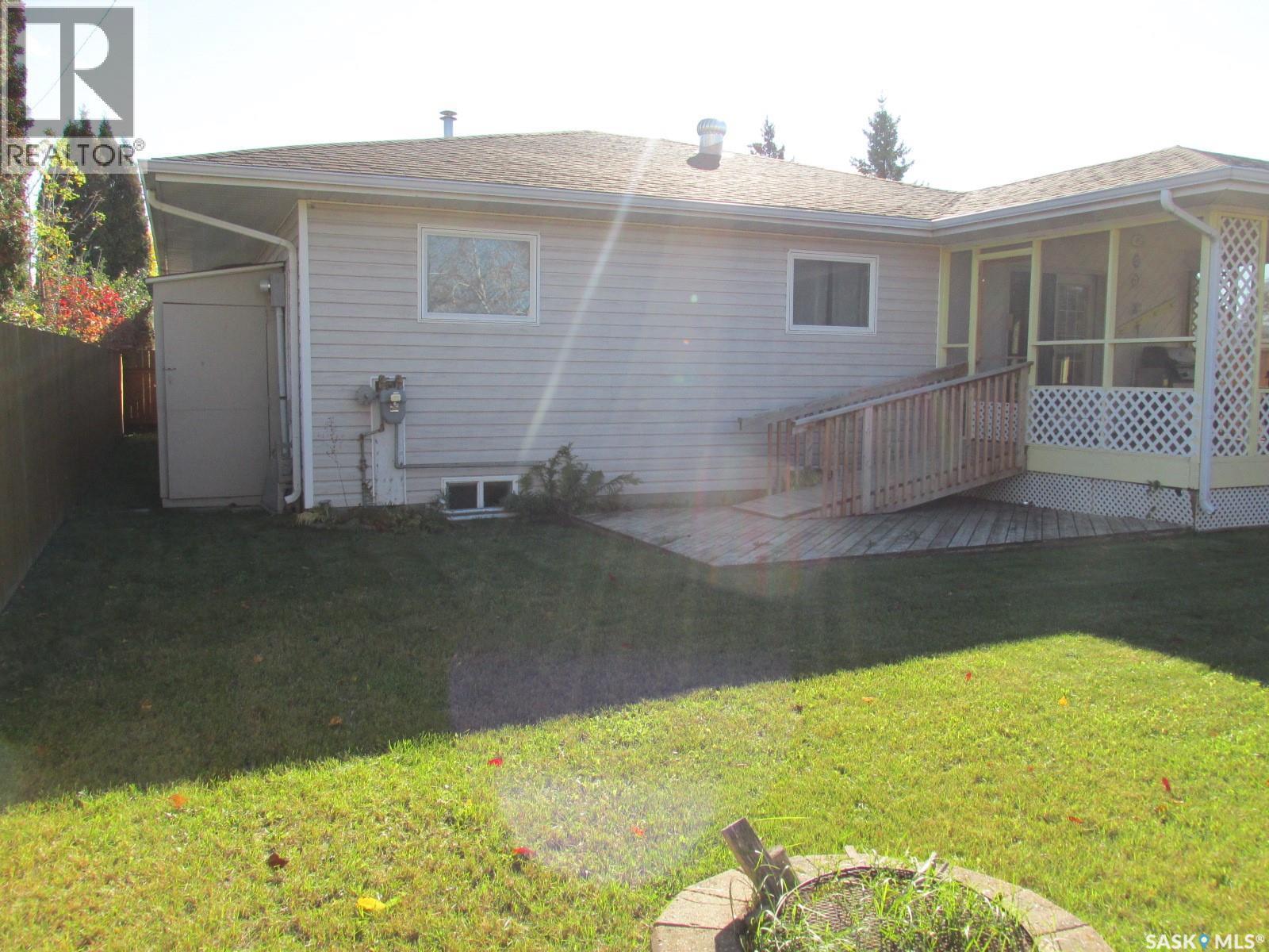 613 9Th Avenue W, Nipawin, SK - Outdoor With Exterior