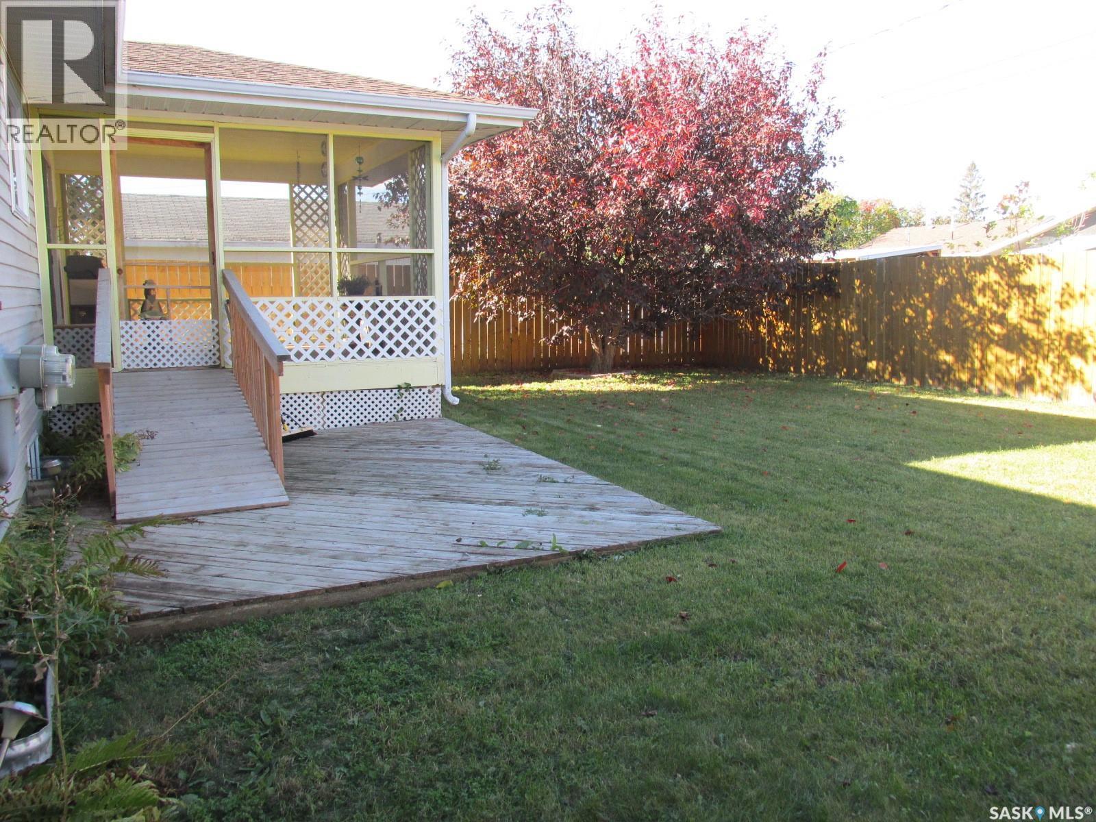 613 9Th Avenue W, Nipawin, SK - Outdoor With Deck Patio Veranda