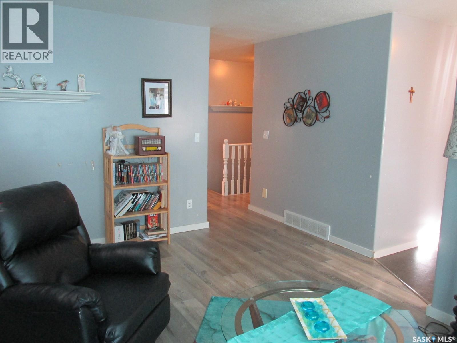 613 9Th Avenue W, Nipawin, SK - Indoor Photo Showing Living Room