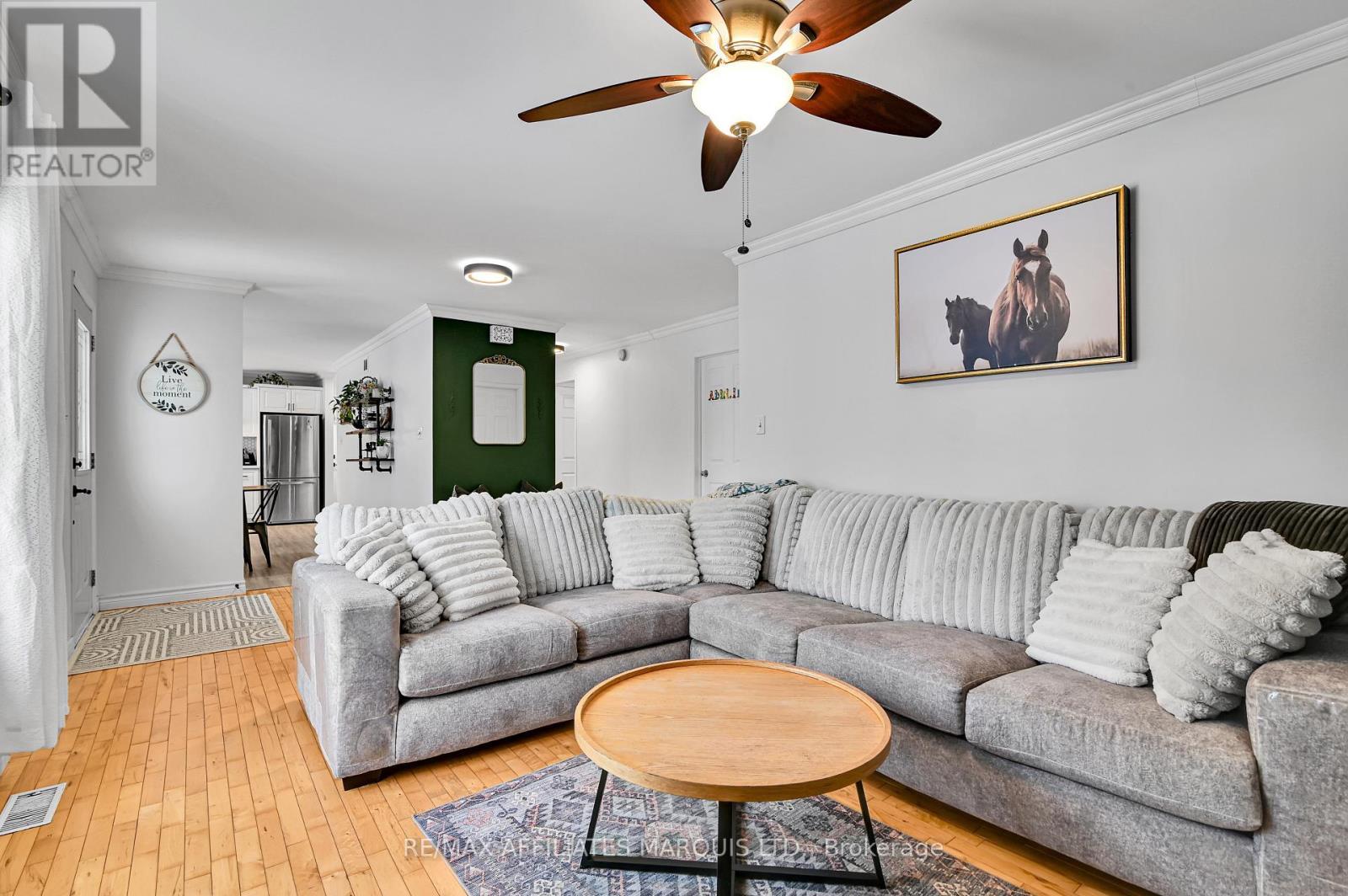 3200 Bruce Street, South Stormont, ON - Indoor Photo Showing Living Room