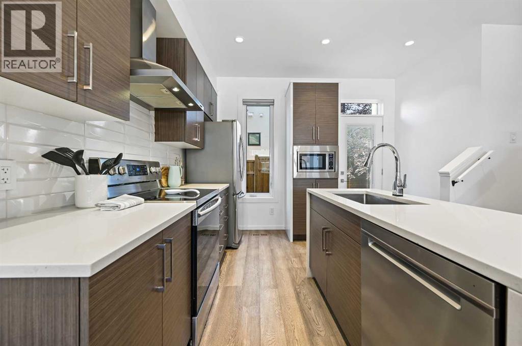 3569 19 Avenue Sw, Calgary, AB - Indoor Photo Showing Kitchen With Upgraded Kitchen