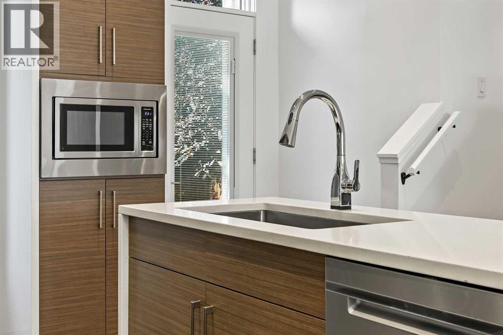 3569 19 Avenue Sw, Calgary, AB - Indoor Photo Showing Kitchen