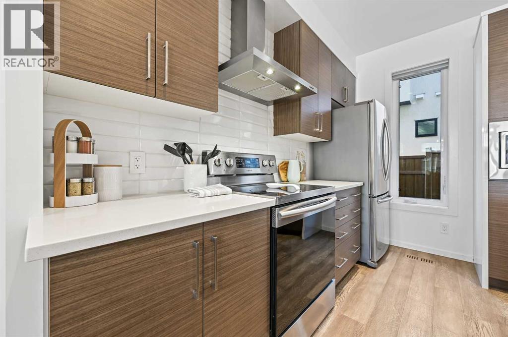3569 19 Avenue Sw, Calgary, AB - Indoor Photo Showing Kitchen