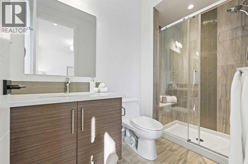 3569 19 Avenue Sw, Calgary, AB - Indoor Photo Showing Bathroom