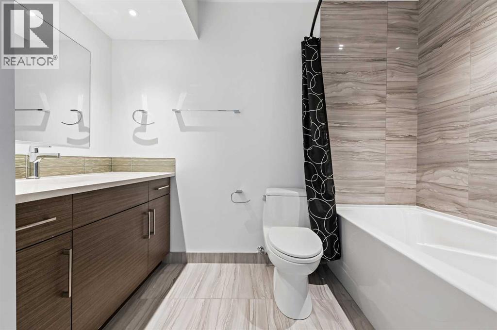 3569 19 Avenue Sw, Calgary, AB - Indoor Photo Showing Bathroom