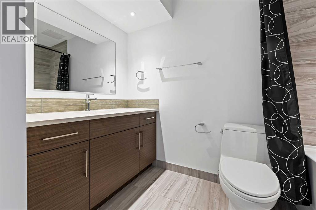 3569 19 Avenue Sw, Calgary, AB - Indoor Photo Showing Bathroom