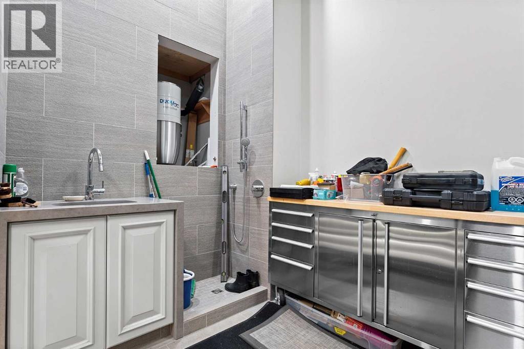 1020 Bel-Aire Drive, Calgary, AB - Indoor Photo Showing Bathroom