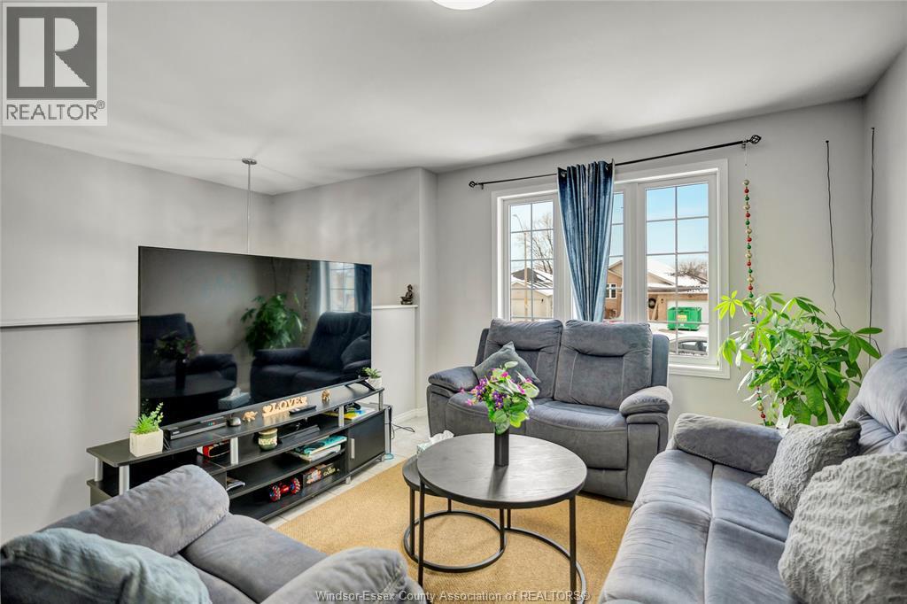 787 Helena Court, Belle River, ON - Indoor Photo Showing Living Room