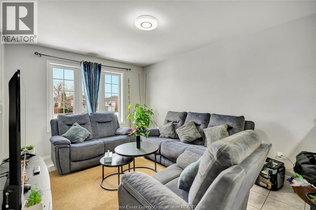 787 Helena Court, Belle River, ON - Indoor Photo Showing Living Room