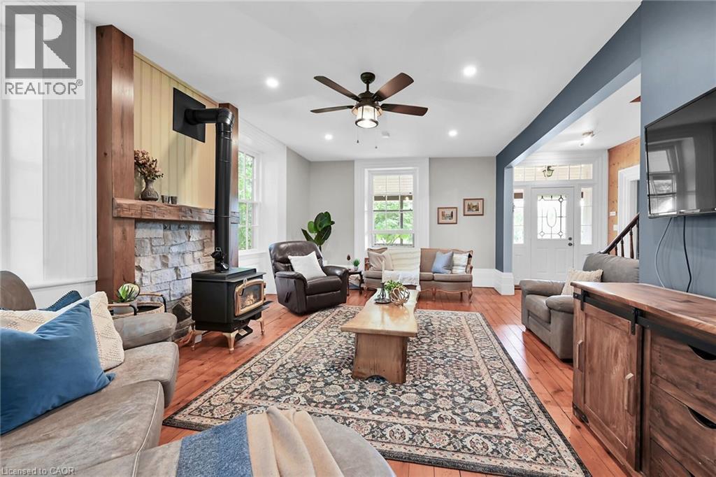 463 Concession 14 Road, Hagersville, ON - Indoor Photo Showing Living Room