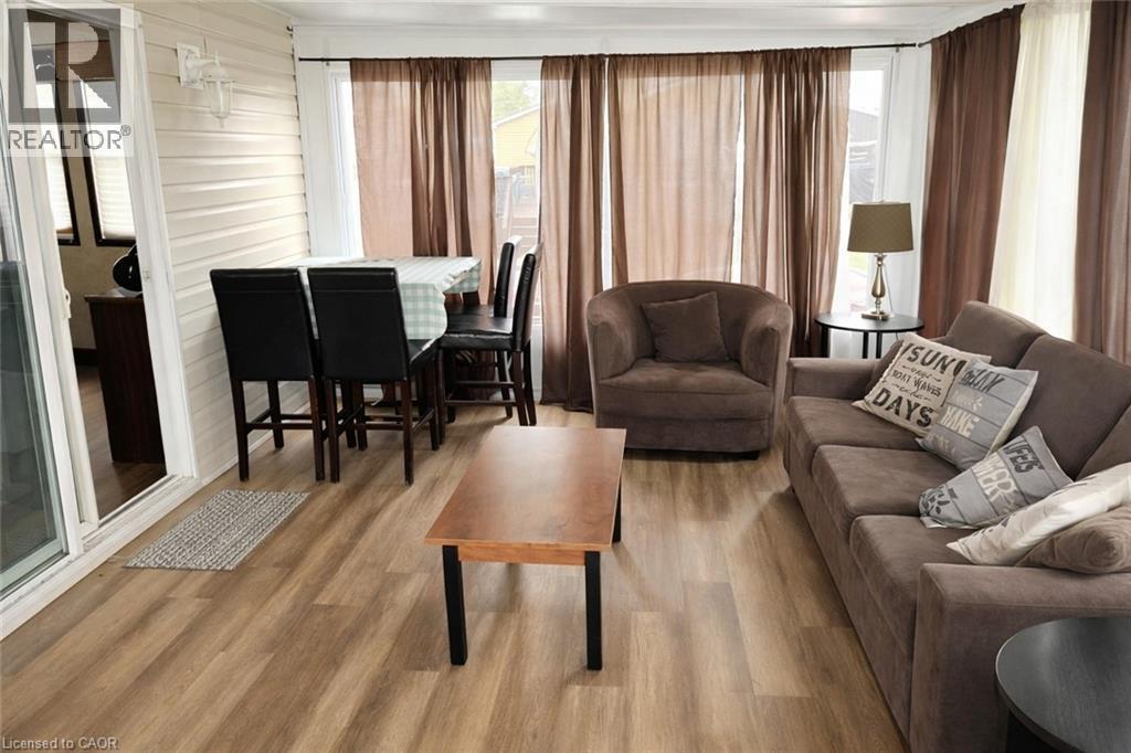 45 Quarry View Village, Sherkston, ON - Indoor Photo Showing Living Room