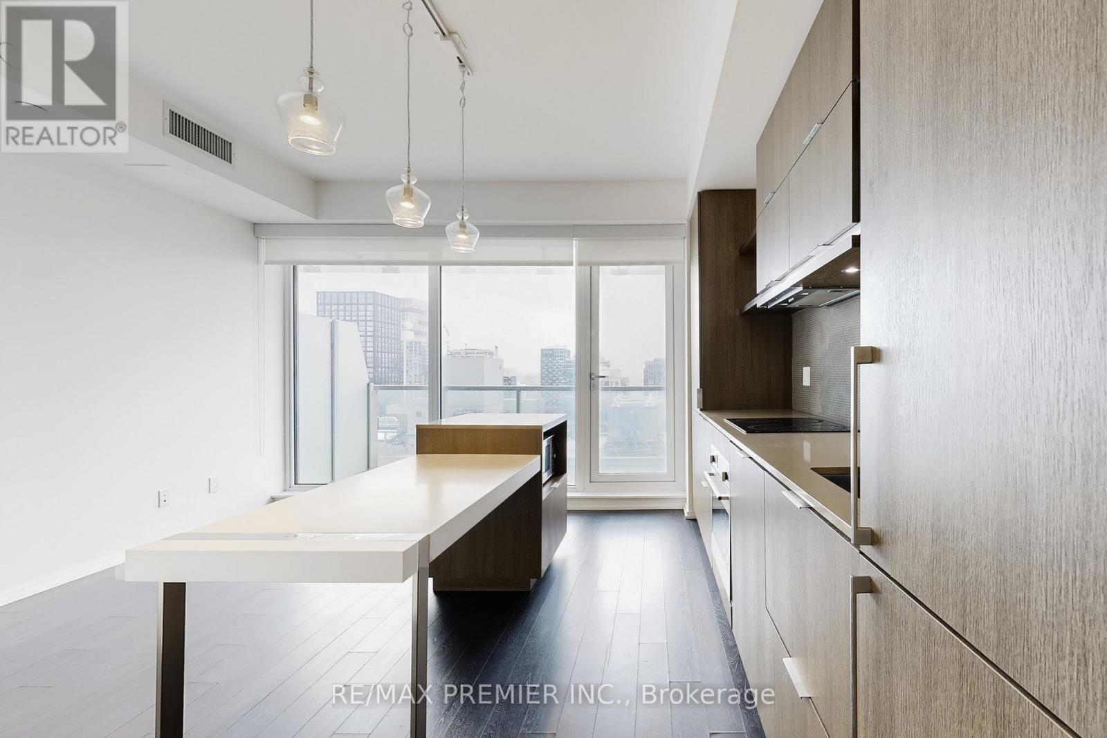 2303 - 197 Yonge Street, Toronto, ON - Indoor Photo Showing Kitchen
