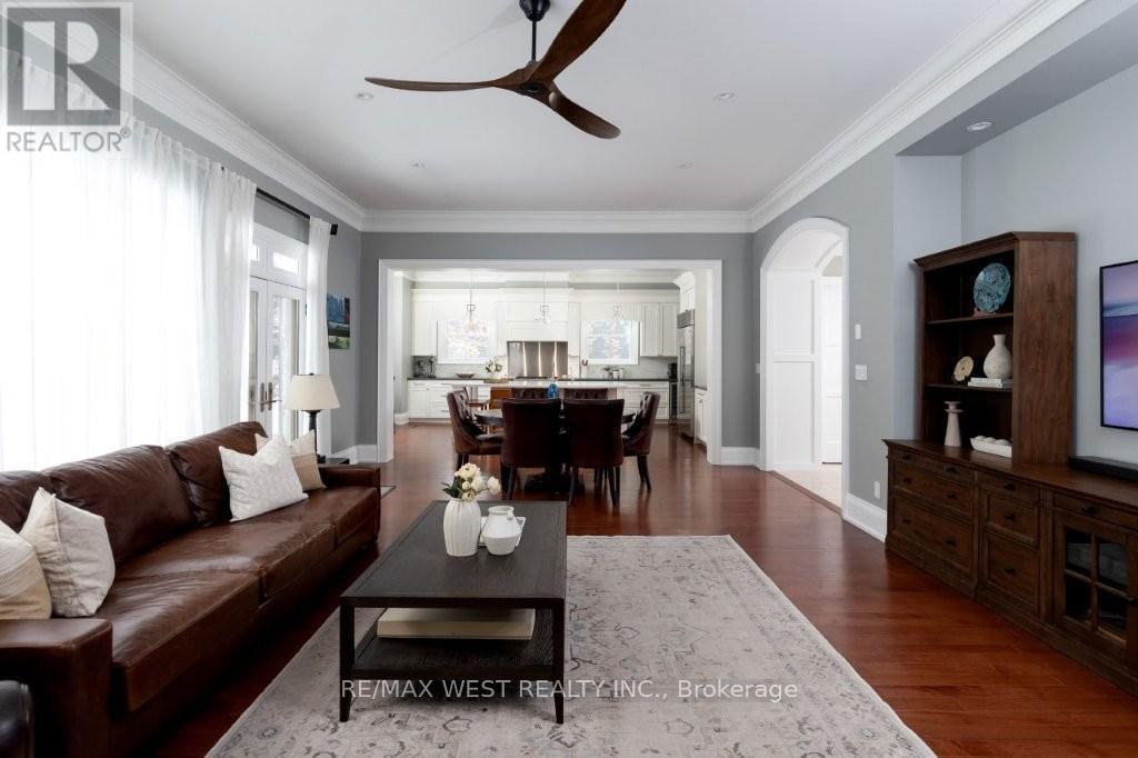 36 Sir Williams Lane, Toronto, ON - Indoor Photo Showing Living Room