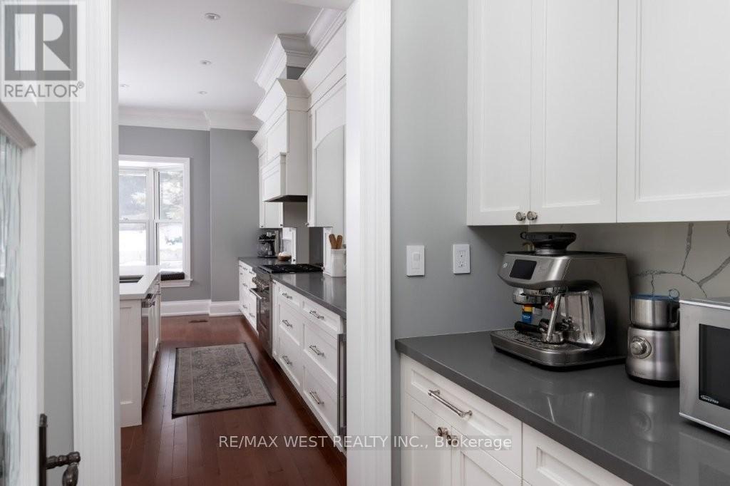 36 Sir Williams Lane, Toronto, ON - Indoor Photo Showing Kitchen