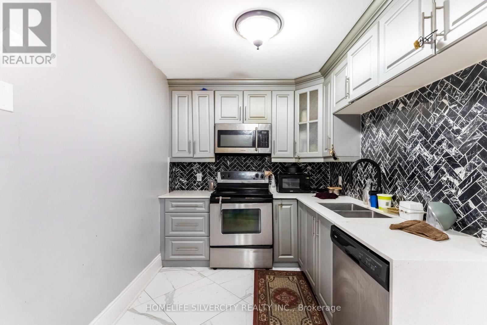 96 - 90 Lawrence Avenue, Orangeville, ON - Indoor Photo Showing Kitchen With Double Sink
