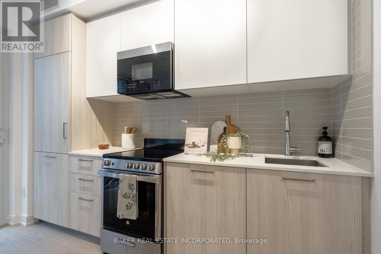 412 - 65 Mutual Street, Toronto, ON - Indoor Photo Showing Kitchen With Upgraded Kitchen